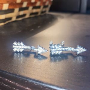 Arrow earrings NWOT